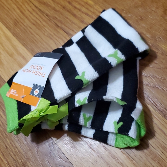 1 Pair of Stripped Thigh High Socks With Green Bows NWT - Picture 4 of 8